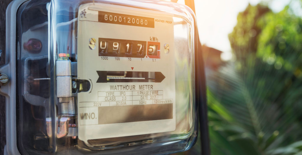 Compteur électrique triphasé installé dans un atelier de PME industrielle française avec câblage visible